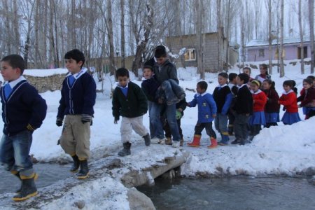 Fedakar öğretmenler, öğrencilerini okula götürmek için nöbet tutuyor