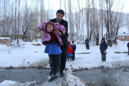 Fedakar öğretmenler, öğrencilerini okula götürmek için nöbet tutuyor