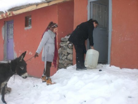 Fedakar öğretmenler öğrencileri için eşekle su taşıyor