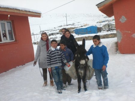 Fedakar öğretmenler öğrencileri için eşekle su taşıyor