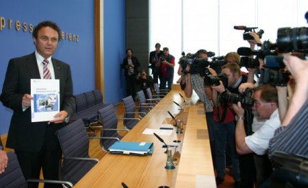 Federal Suç Raporunu Tanıtan Friedrich, Göçmenleri İstismar Etmedi