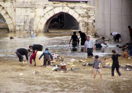 Felaket Fırsatçıları Bugün De Mesai Yaptı