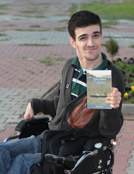 Felç engel tanımadı, tek parmağıyla kitap yazdı (Özel)