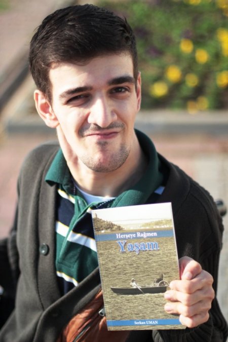 Felç engel tanımadı, tek parmağıyla kitap yazdı (Özel)