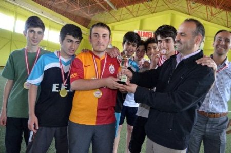 FEM Dershanesi'nin Bahar Futbol Turnuvası renkli görüntülere sahne oldu
