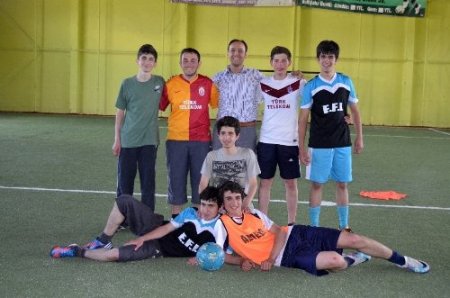 FEM Dershanesi'nin Bahar Futbol Turnuvası renkli görüntülere sahne oldu