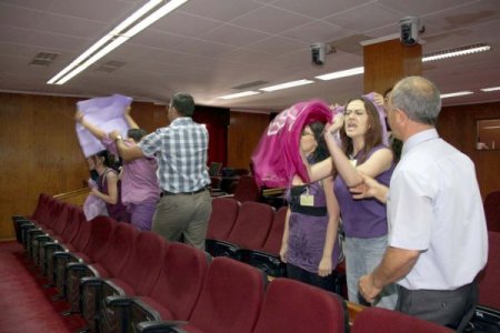 Feministler Kktc Meclisi'nde Eylem Yaptı