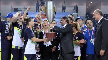 Fenerbahçe, Cumhurbaşkanlığı Kupası'nı müzesine götürdü