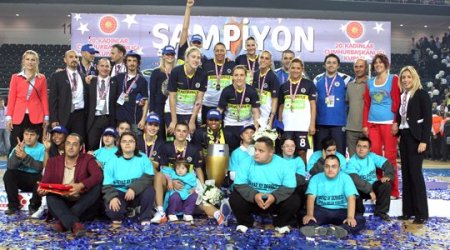 Fenerbahçe, Cumhurbaşkanlığı Kupası'nı müzesine götürdü