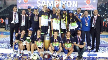 Fenerbahçe, Cumhurbaşkanlığı Kupası'nı müzesine götürdü