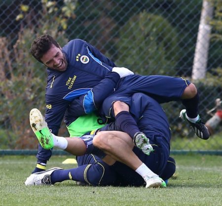 Fenerbahçe, Galatasaray maçına neşe içinde hazırlanıyor
