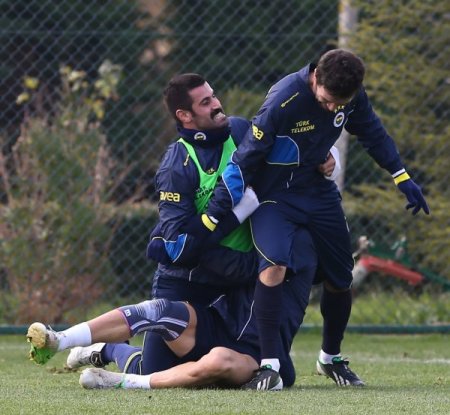 Fenerbahçe, Galatasaray maçına neşe içinde hazırlanıyor