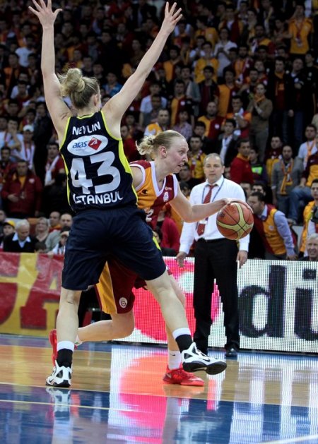 Fenerbahçe, Galatasaray'ı 75 - 71 mağlup etti