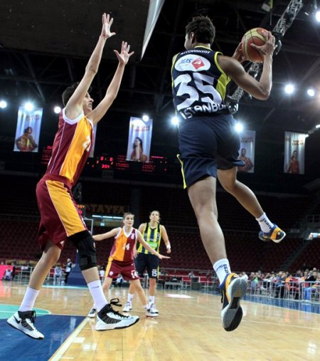 Fenerbahçe, Galatasaray'ı 75 - 71 mağlup etti