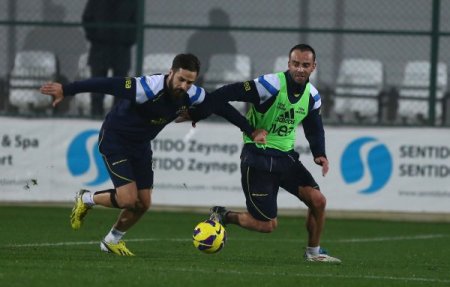 Fenerbahçe, günü iki antrenmanla tamamladı