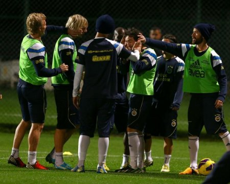 Fenerbahçe, günü iki antrenmanla tamamladı