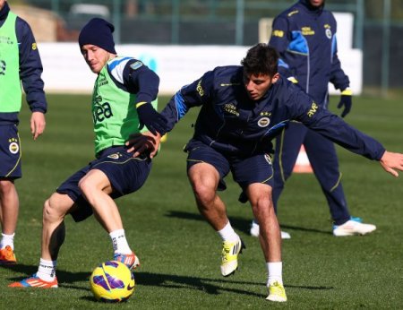 Fenerbahçe, sabah saatlerinde yaptığı antrenmanla hazırlıklarını sürdürdü