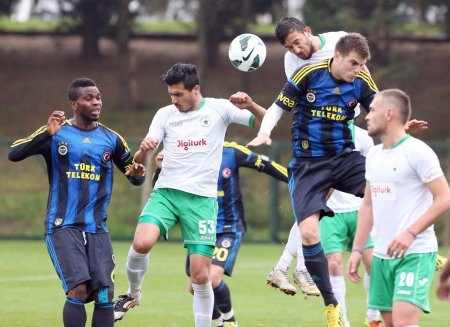 Fenerbahçe, Üsküdar Anadolu ile antrenman maçı yaptı