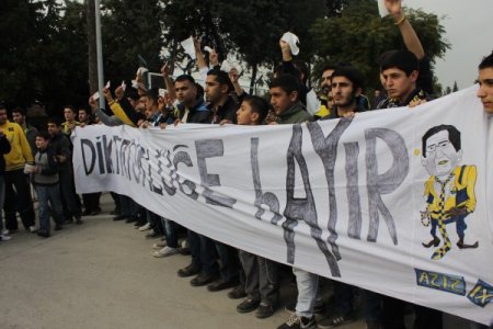 Fenerbahçe kafilesi, 'Diktatörlüğe hayır, Aziz” pankartları ile karşılandı