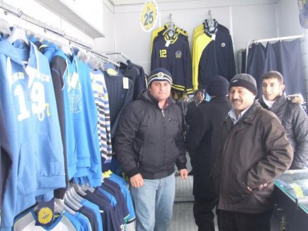 Fenerbahçe lisanlı ürünleri satan TIR’ı Boğazlıyan’da yoğun ilgi gördü