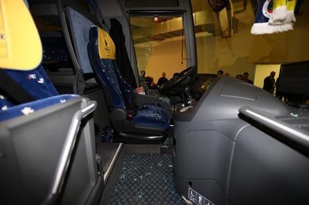 Fenerbahçe otobüsüne taşlı saldırı