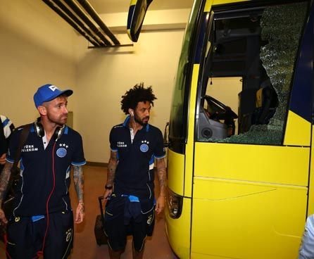Fenerbahçe otobüsüne taşlı saldırı