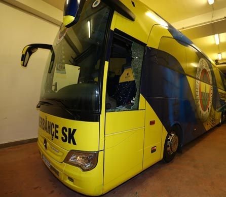 Fenerbahçe otobüsüne taşlı saldırı