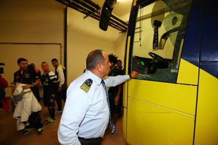 Fenerbahçe otobüsüne taşlı saldırı