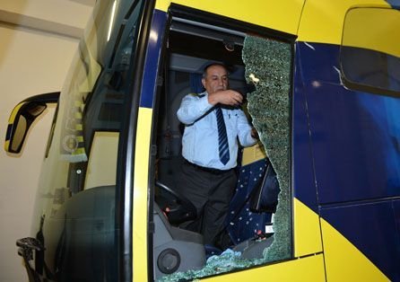 Fenerbahçe otobüsüne taşlı saldırı
