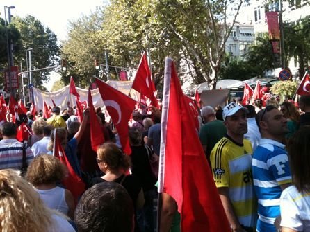 Fenerbahçe taraftarı, teröre lanet yürüyüşü düzenledi