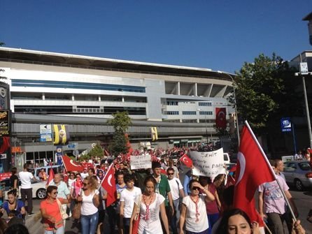 Fenerbahçe taraftarı, teröre lanet yürüyüşü düzenledi