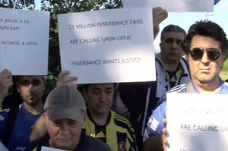 Fenerbahçe taraftarı Nyon'da yönetimi yalnız bırakmadı