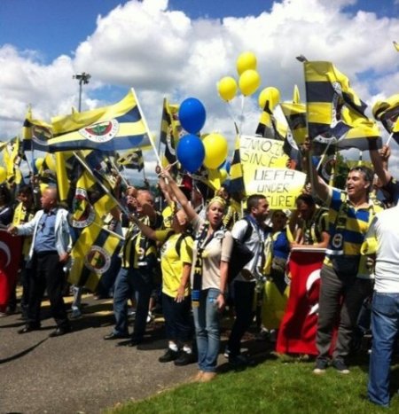 Fenerbahçe taraftarı Nyon'da yönetimi yalnız bırakmadı