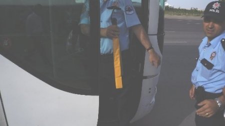 Fenerbahçe taraftarlarını taşıyan otobüste kesici alet bulundu (Özel)