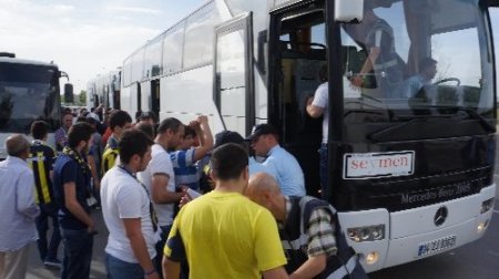 Fenerbahçe taraftarlarını taşıyan otobüste kesici alet bulundu (Özel)