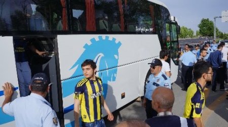 Fenerbahçe taraftarlarını taşıyan otobüste kesici alet bulundu (Özel)
