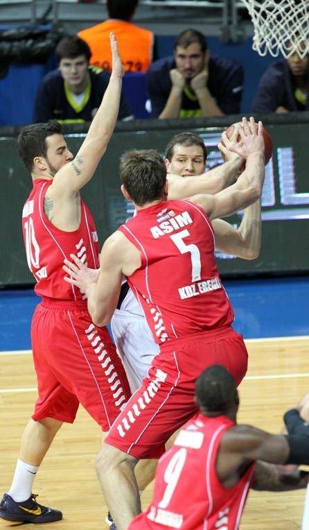 Fenerbahçe Ülker, Erdemir’i 82 - 77 mağlup etti