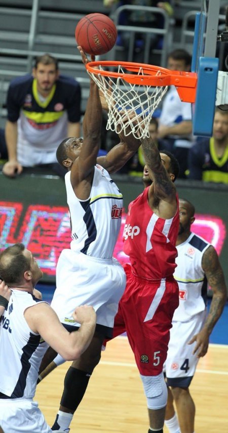 Fenerbahçe Ülker, son şampiyon Olimpiakos'a 78-73 mağlup oldu