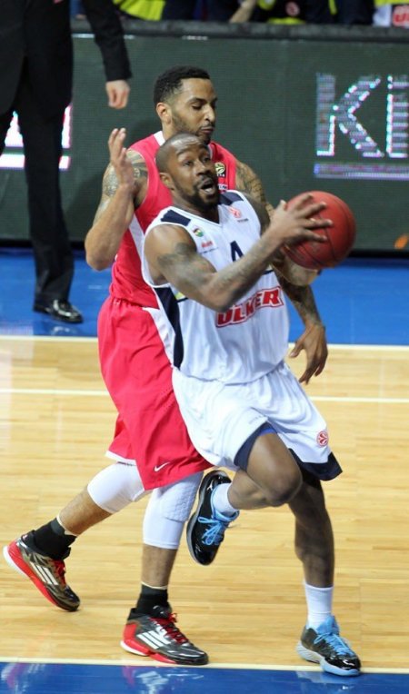 Fenerbahçe Ülker, son şampiyon Olimpiakos'a 78-73 mağlup oldu