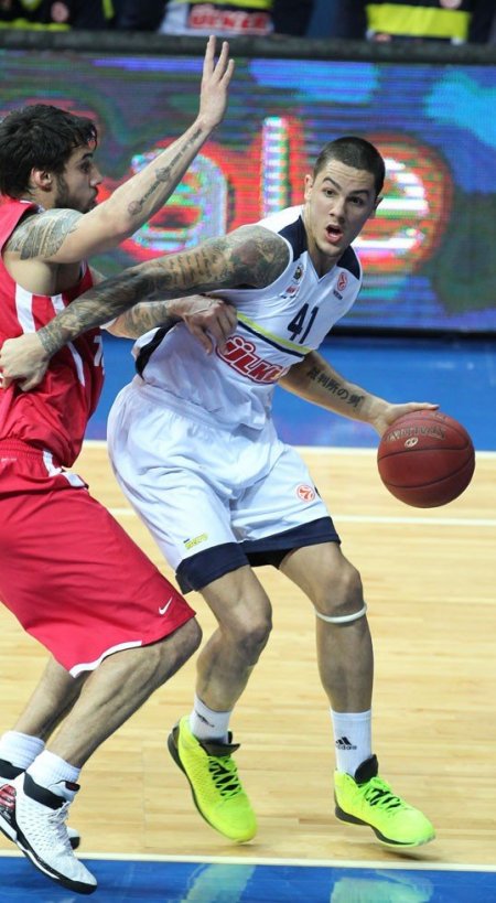 Fenerbahçe Ülker, son şampiyon Olimpiakos'a 78-73 mağlup oldu