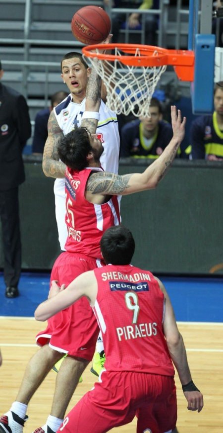 Fenerbahçe Ülker, son şampiyon Olimpiakos'a 78-73 mağlup oldu