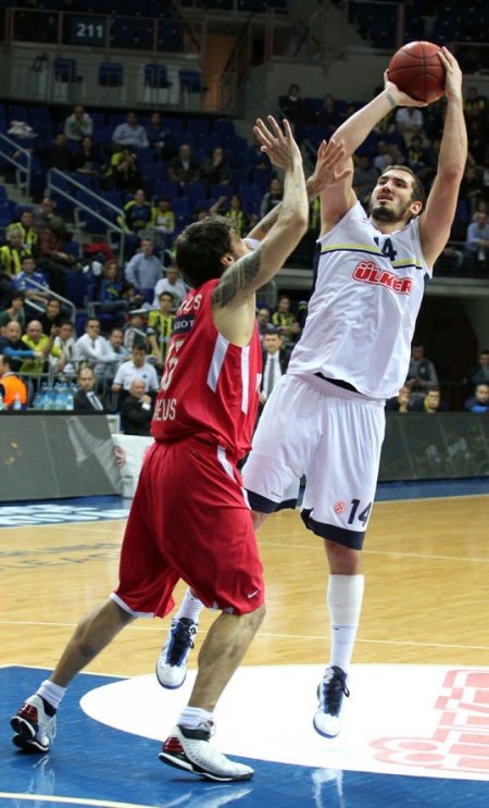 Fenerbahçe Ülker, son şampiyon Olimpiakos'a 78-73 mağlup oldu