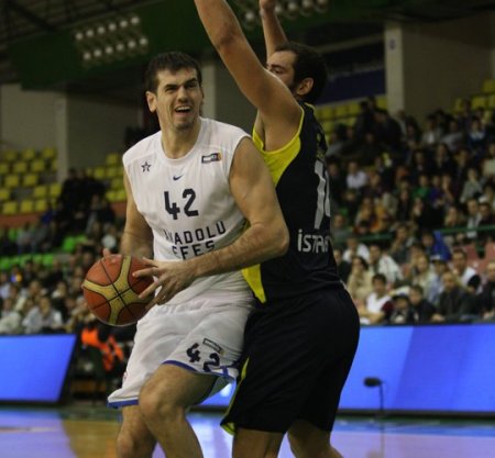Fenerbahçe Ülker’i 94-76 mağlup eden Anadolu Efes liderliğe yükseldi