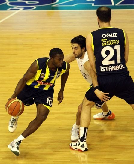 Fenerbahçe Ülker’i 94-76 mağlup eden Anadolu Efes liderliğe yükseldi