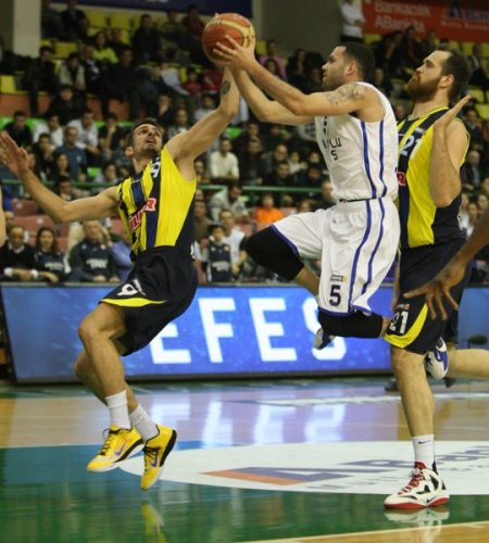 Fenerbahçe Ülker’i 94-76 mağlup eden Anadolu Efes liderliğe yükseldi