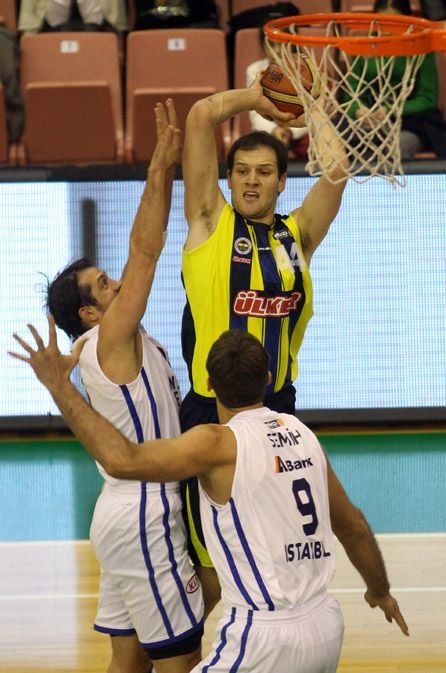 Fenerbahçe Ülker’i 94-76 mağlup eden Anadolu Efes liderliğe yükseldi
