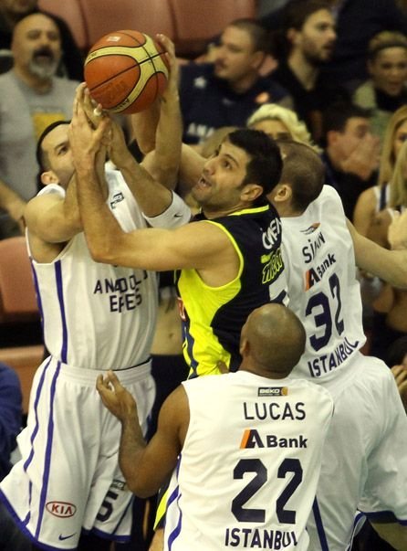Fenerbahçe Ülker’i 94-76 mağlup eden Anadolu Efes liderliğe yükseldi