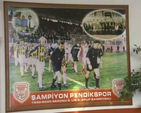Fenerbahçe zaferinin posteri Pendikspor binasını süslüyor