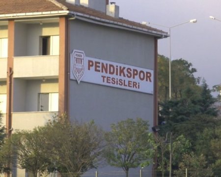 Fenerbahçe zaferinin posteri Pendikspor binasını süslüyor