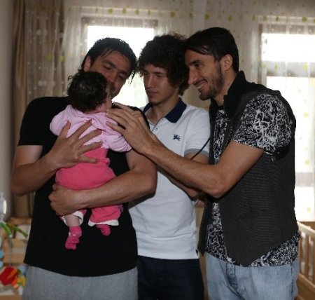 Fenerbahçeli futbolcular, çocuk yuvasını ziyaret etti